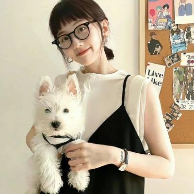 她的微笑像颗糖